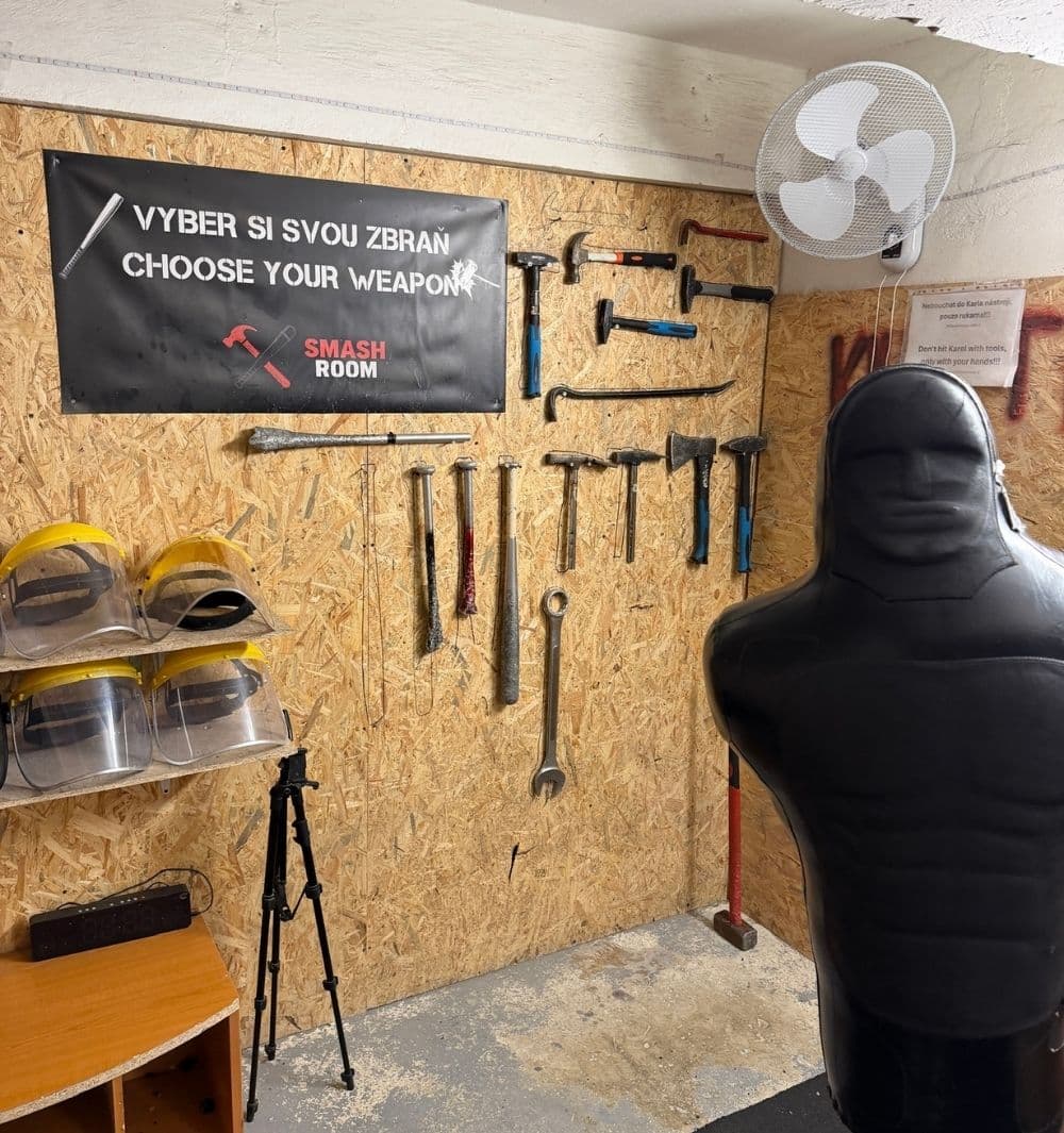 Výběr zbraní ve Smash Room Praha