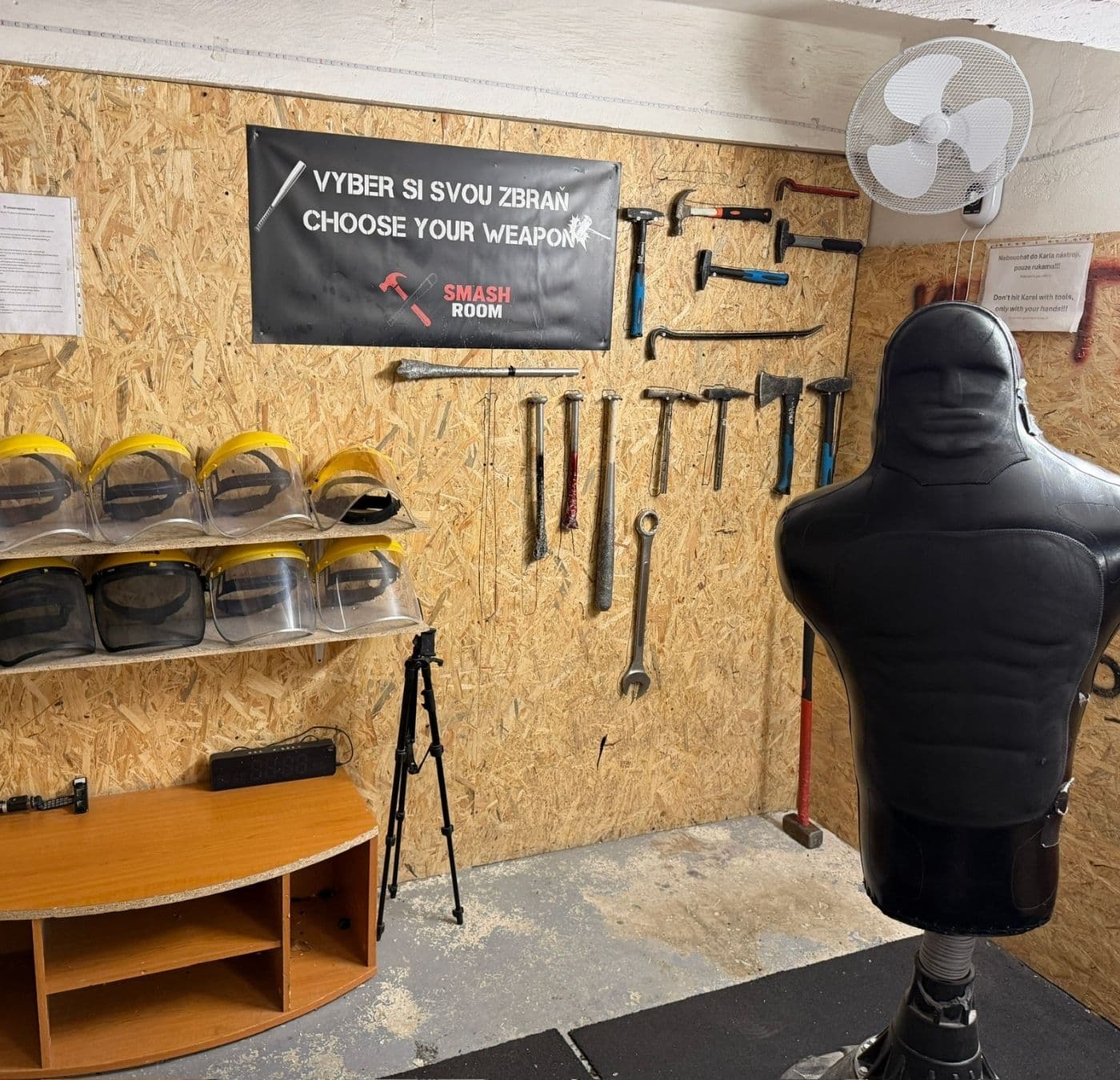 Výbava a zbraně ve Smash Room Praha