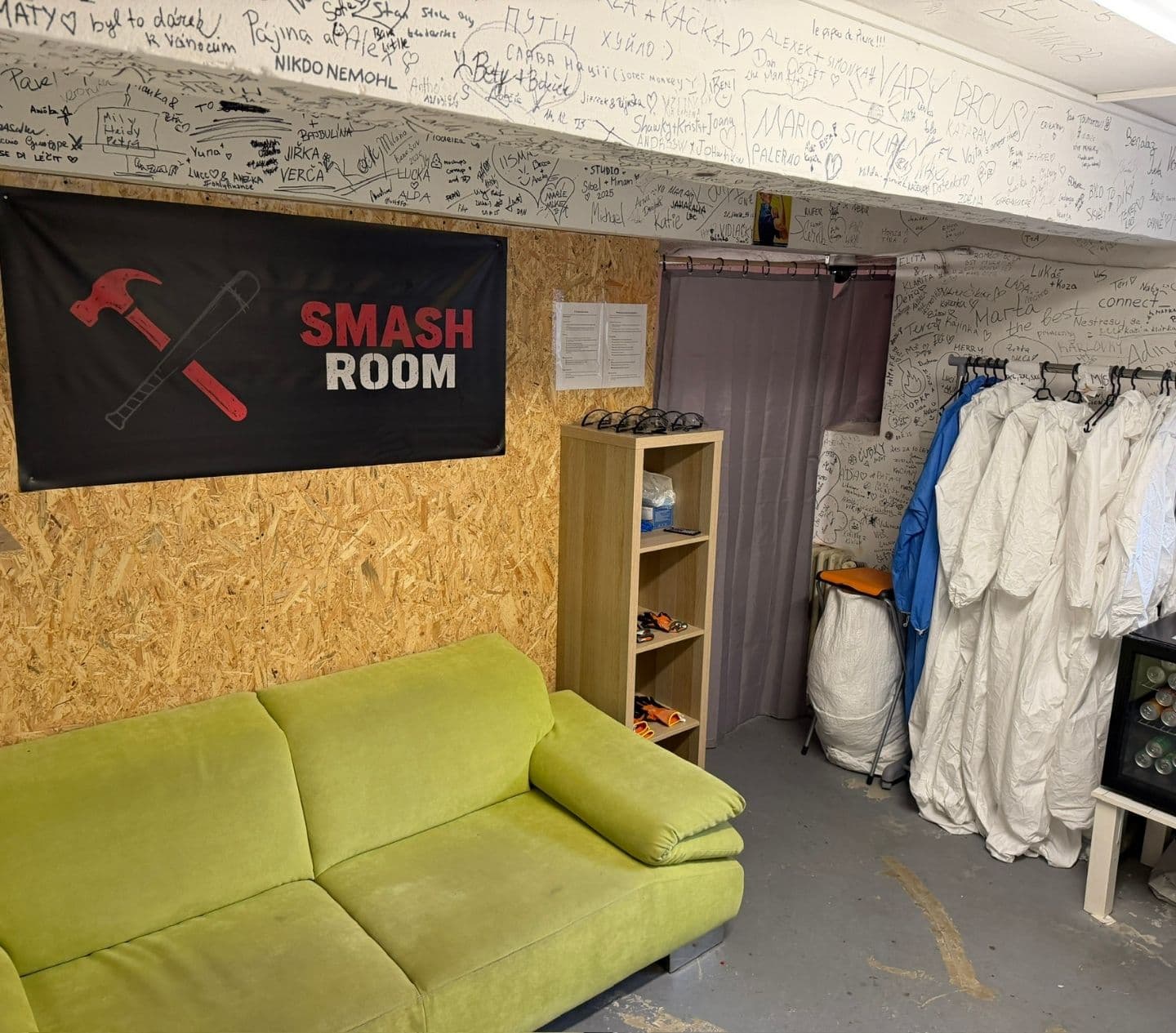Zázemí Smash Room Praha s ochrannými kombinézami